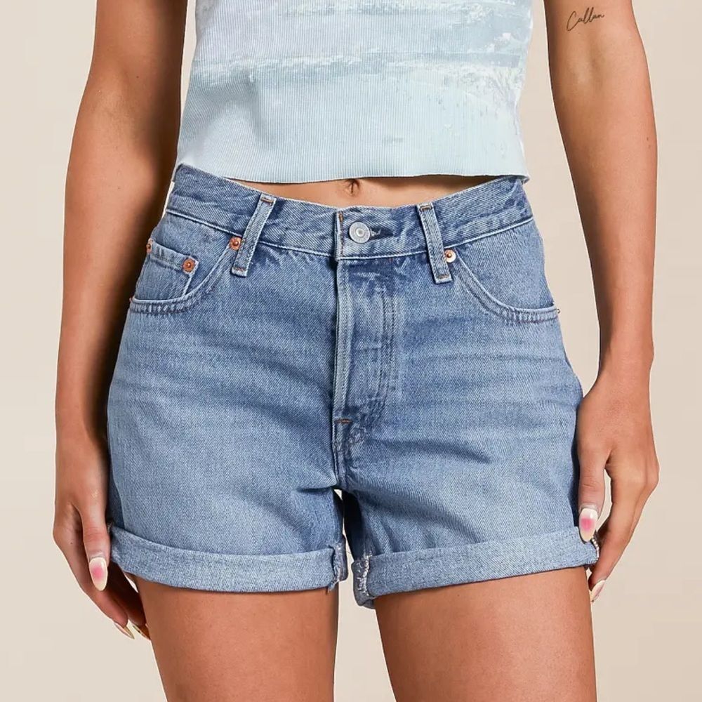 NWTs Levi’s 501 Rolled Denim Jean Shorts Women’s Size 39